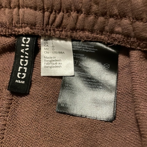 H&M, large fit medium too, brown with white print - Picture 3 of 3